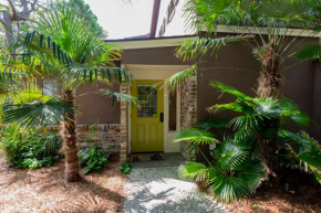 Folly Vacation 620 apartment w/bonus room, one block to the beach & pet friendly